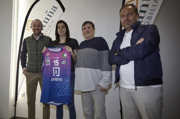 Ana Oraá, con su nueva camiseta, con Edu López, María José Ondina y Víctor Antuña. 