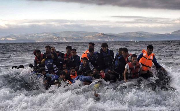 Foto de archivo de inmigrantes en la costa turca. 