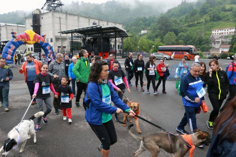 Gran éxito de la marcha popular entre los museos MUMI y Pozo Sotón a través del paseo fluvial.