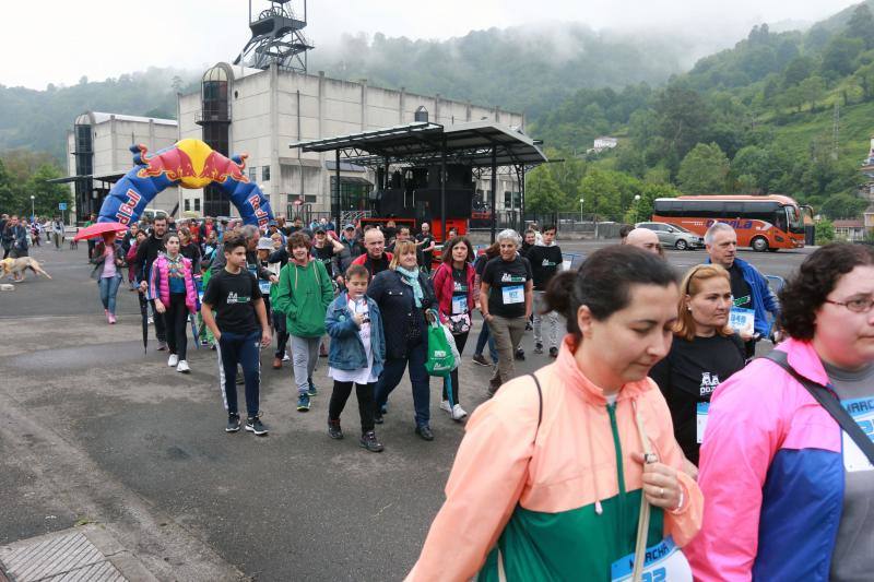 Gran éxito de la marcha popular entre los museos MUMI y Pozo Sotón a través del paseo fluvial.