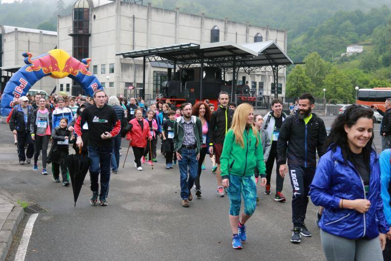 Gran éxito de la marcha popular entre los museos MUMI y Pozo Sotón a través del paseo fluvial.