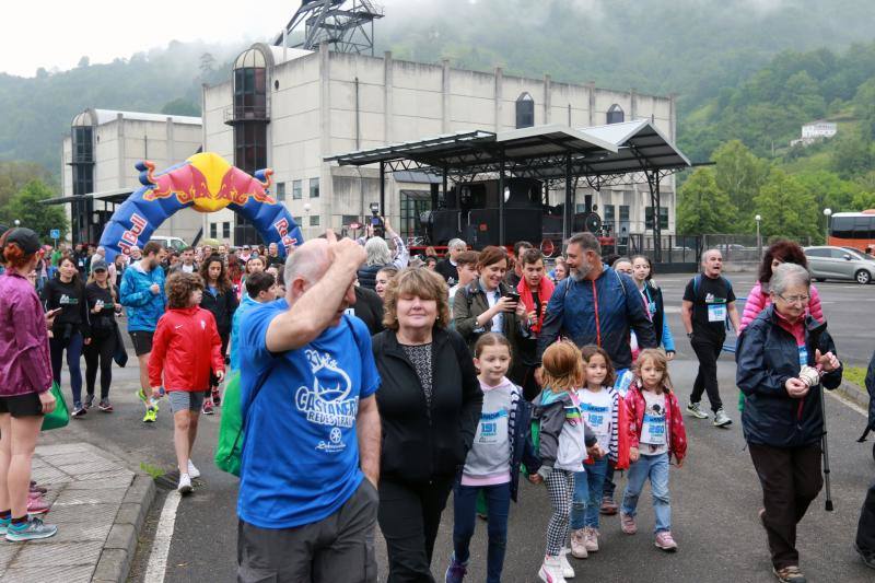 Gran éxito de la marcha popular entre los museos MUMI y Pozo Sotón a través del paseo fluvial.