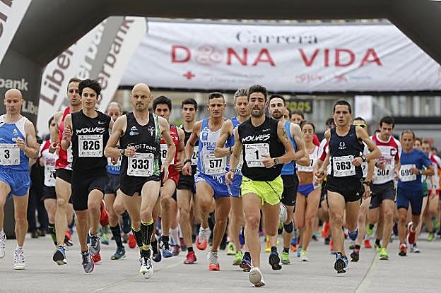 La cabeza de la carrera, al comienzo de la prueba en la playa de Poniente. 