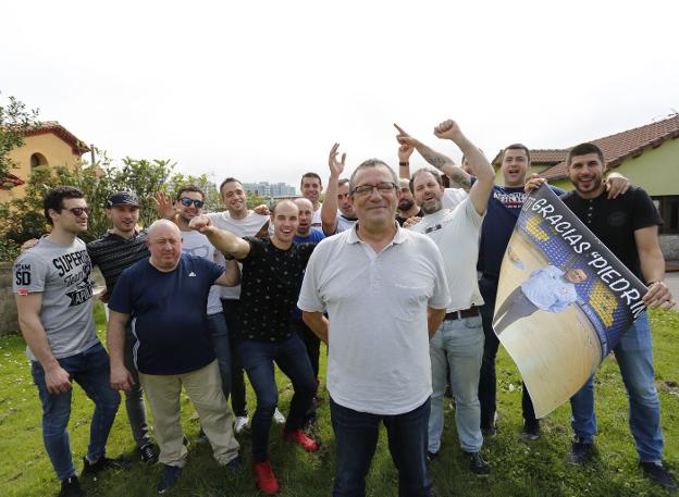 Cuatro de los ocho asturianos de la pasada temporada de Asobal (Maxi Cancio, Adrián Fernández, Abel Serdio y Carlos Rodríguez Prendes) rindieron tributo a Alberto Piedra el pasado sábado. 