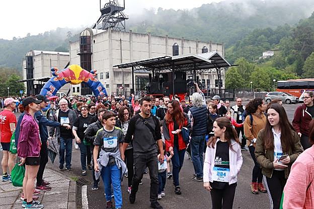 Los participantes de la marcha popular partieron de las instalaciones del MUMI para recorrer los museos mineros del Nalón. 