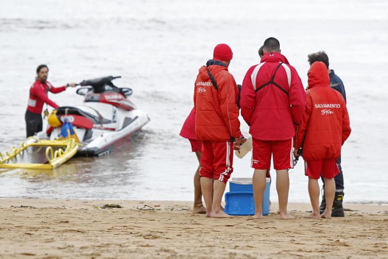 Policía y bomberos de Gijón han recogido muestras en el arenal para su análisis en el laboratorio de la EMA