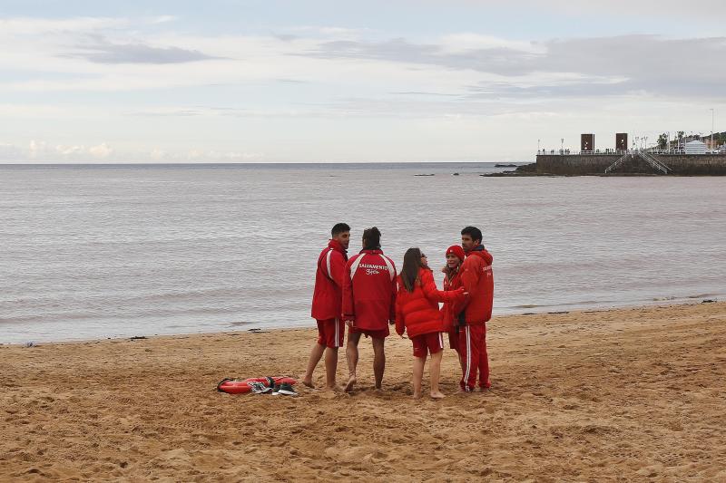 Policía y bomberos de Gijón han recogido muestras en el arenal para su análisis en el laboratorio de la EMA