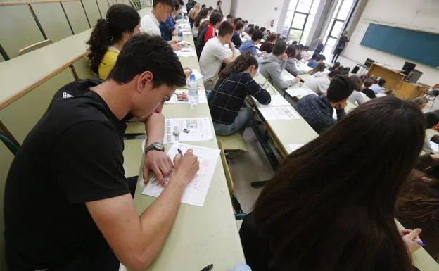 Alumnos examinándose de la EBAU en Asturias