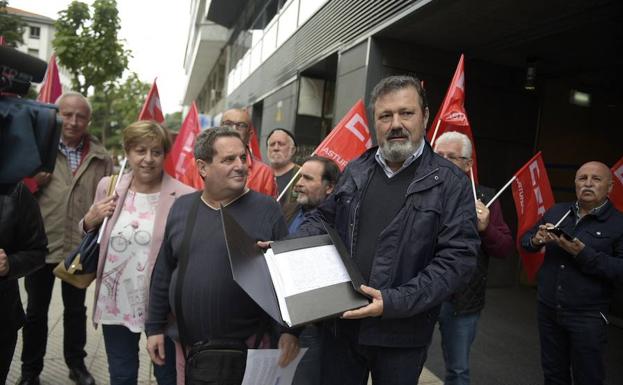 Presentación de las firmas en favor de las pensiones en el Instituto de la Seguridad Social en Oviedo.