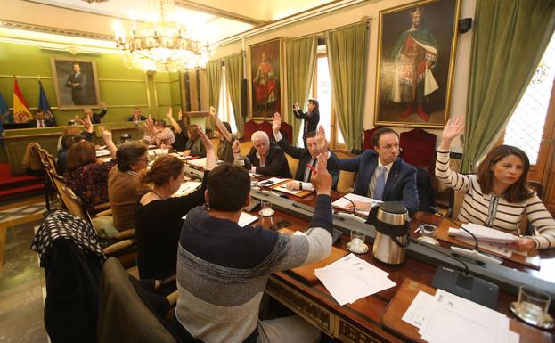 Votación en un Pleno de Oviedo.