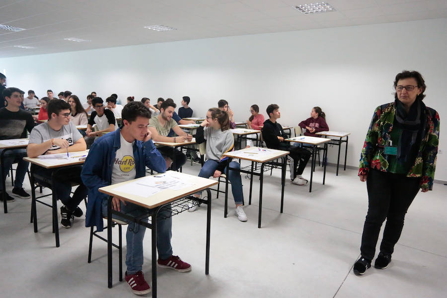 La Evaluación de Bachillerato para el Acceso a la Universidad (EBAU) se desarrolla en el Principado entre nervios, apuntes y repasos de última hora. Los alumnos que se enfrentan a la prueba son conscientes de que estos exámenes marcarán su futuro educativo