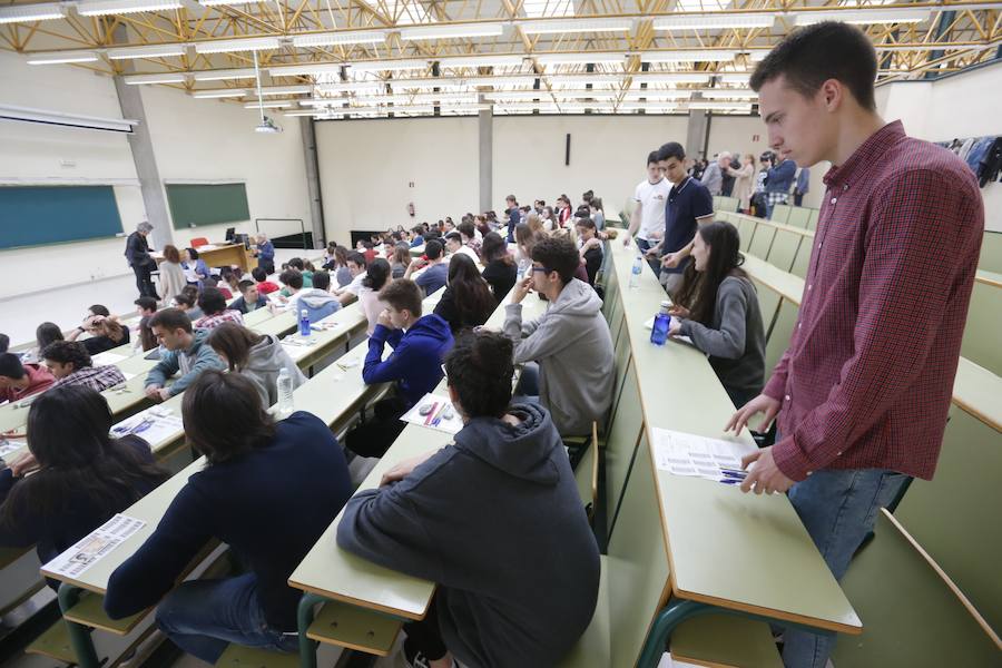 La Evaluación de Bachillerato para el Acceso a la Universidad (EBAU) se desarrolla en el Principado entre nervios, apuntes y repasos de última hora. Los alumnos que se enfrentan a la prueba son conscientes de que estos exámenes marcarán su futuro educativo