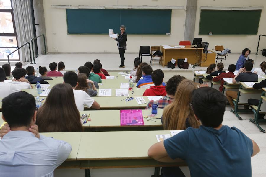 La Evaluación de Bachillerato para el Acceso a la Universidad (EBAU) se desarrolla en el Principado entre nervios, apuntes y repasos de última hora. Los alumnos que se enfrentan a la prueba son conscientes de que estos exámenes marcarán su futuro educativo