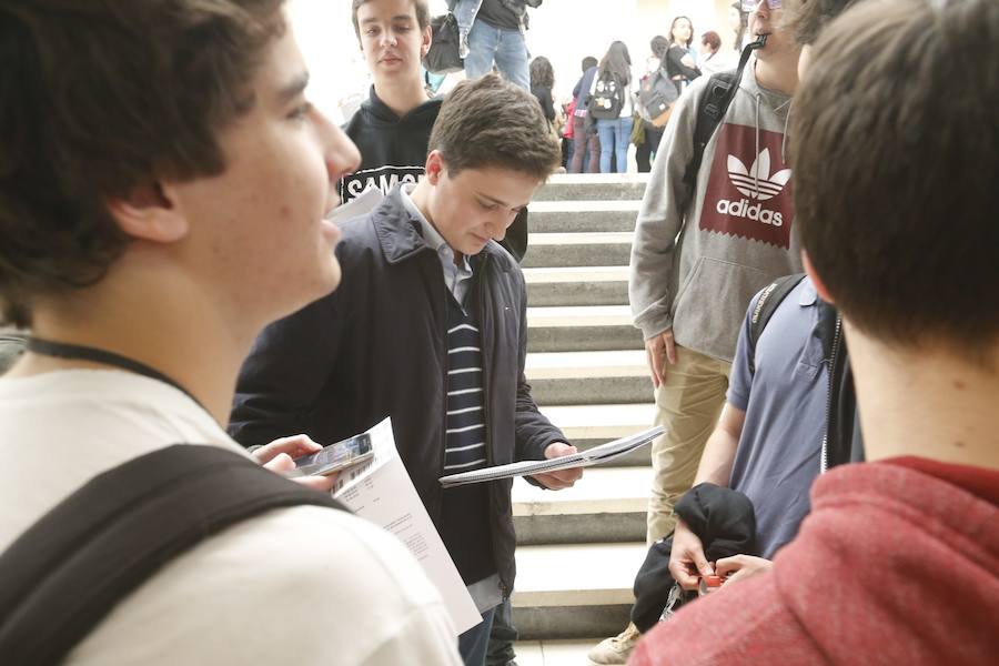 La Evaluación de Bachillerato para el Acceso a la Universidad (EBAU) se desarrolla en el Principado entre nervios, apuntes y repasos de última hora. Los alumnos que se enfrentan a la prueba son conscientes de que estos exámenes marcarán su futuro educativo