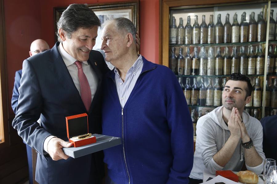 Destacadas figuras de la política, la cultura y la gastronomía se han dado cita en la entrega de premios de la XVI bienal 'La gastronomía y la pintura' de Casa Consuelo, un acto en el que se ha homenajeado al presidente del Principado, Javier Fernández, y, a título póstumo, a los artistas Rodolfo Pico y Alejandro Mieres. El pintor maliayo Guillermo Simón Gallego ha sido el ganador del premio Jesús Villar Pastur por su obra 'La tempestad', seleccionada entre 71 obras presentadas.