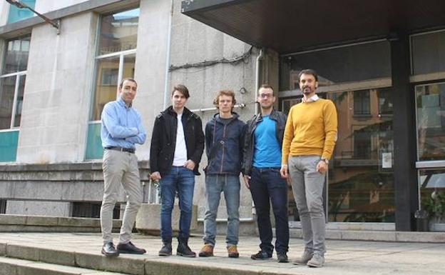 Por la izquierda, Javier de Cos, Sergio Suárez, Kike Díez, Carlos González y Joaquín González-Nuevo, investigadores de la Universidad de Oviedo.