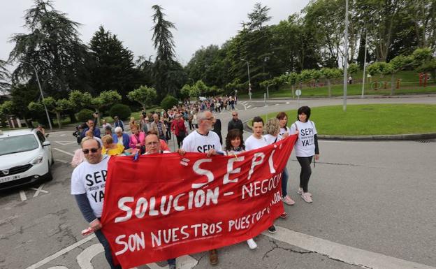 Cabeza de la manifestación convocada hoy por la plantilla de El Árbol 