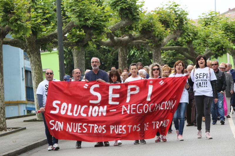 Varias decenas de trabajadores del antiguo economato de Llaranes, vecinos de la zona, sindicatos y representantes políticos se han manifestado esta mañana en defensa de los puestos de trabajo del supermercado.