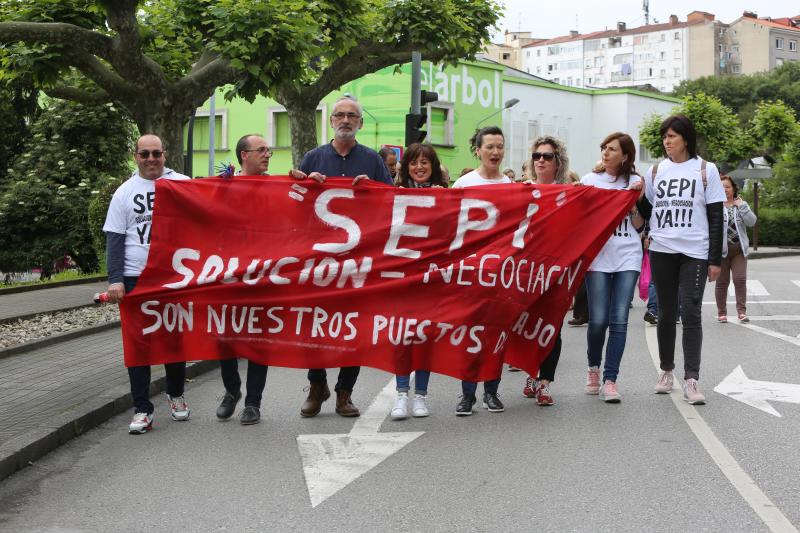 Varias decenas de trabajadores del antiguo economato de Llaranes, vecinos de la zona, sindicatos y representantes políticos se han manifestado esta mañana en defensa de los puestos de trabajo del supermercado.