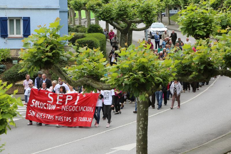 Varias decenas de trabajadores del antiguo economato de Llaranes, vecinos de la zona, sindicatos y representantes políticos se han manifestado esta mañana en defensa de los puestos de trabajo del supermercado.