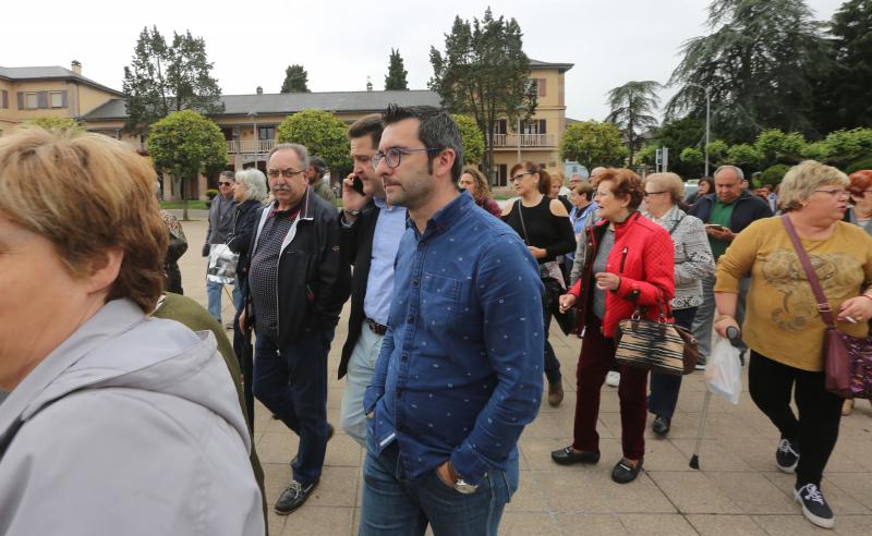 Varias decenas de trabajadores del antiguo economato de Llaranes, vecinos de la zona, sindicatos y representantes políticos se han manifestado esta mañana en defensa de los puestos de trabajo del supermercado.