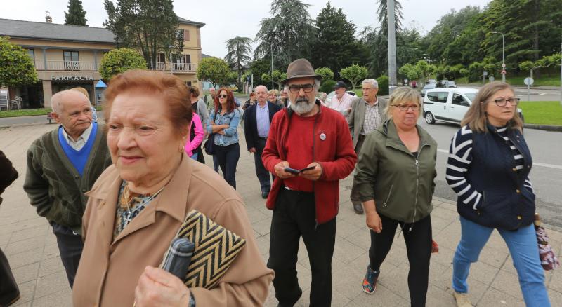 Varias decenas de trabajadores del antiguo economato de Llaranes, vecinos de la zona, sindicatos y representantes políticos se han manifestado esta mañana en defensa de los puestos de trabajo del supermercado.