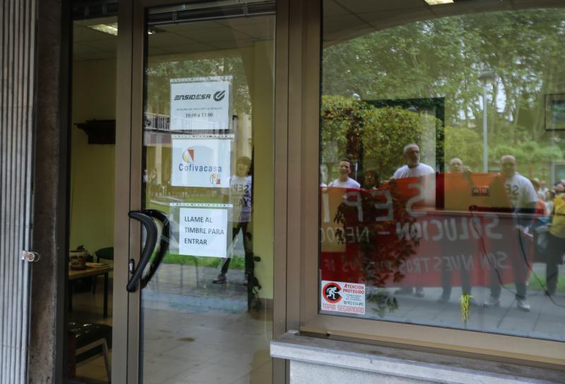 Varias decenas de trabajadores del antiguo economato de Llaranes, vecinos de la zona, sindicatos y representantes políticos se han manifestado esta mañana en defensa de los puestos de trabajo del supermercado.