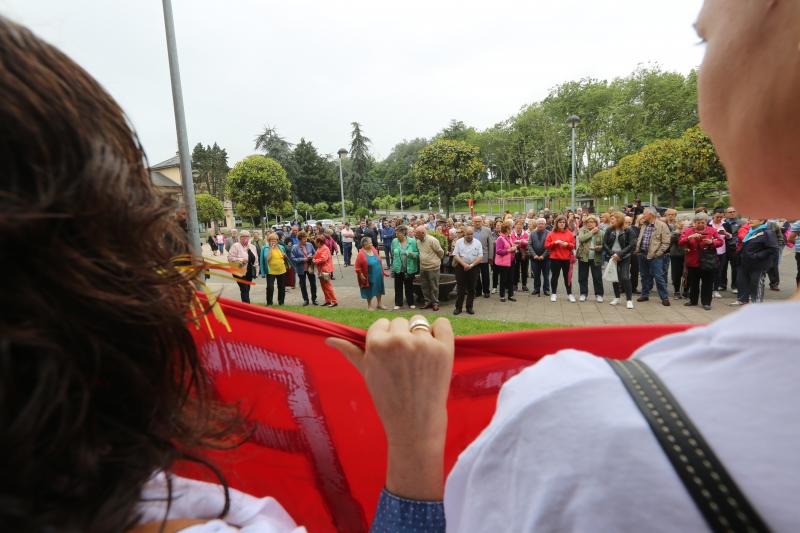 Varias decenas de trabajadores del antiguo economato de Llaranes, vecinos de la zona, sindicatos y representantes políticos se han manifestado esta mañana en defensa de los puestos de trabajo del supermercado.