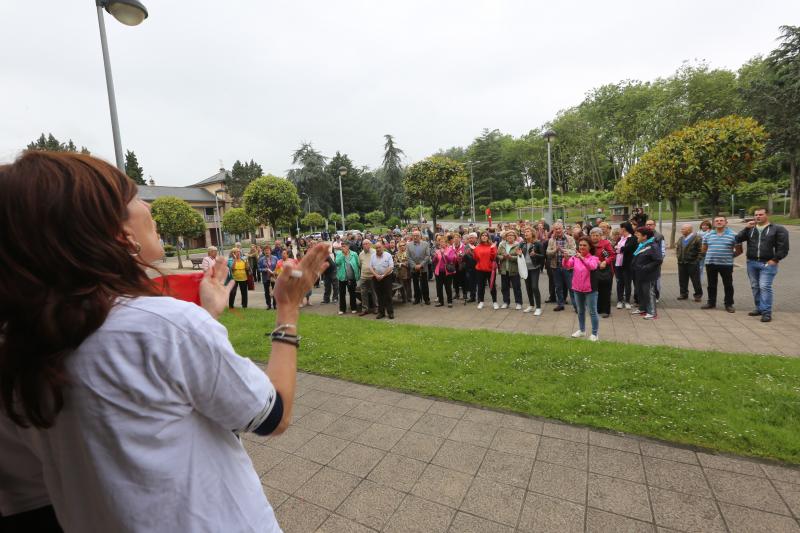 Varias decenas de trabajadores del antiguo economato de Llaranes, vecinos de la zona, sindicatos y representantes políticos se han manifestado esta mañana en defensa de los puestos de trabajo del supermercado.