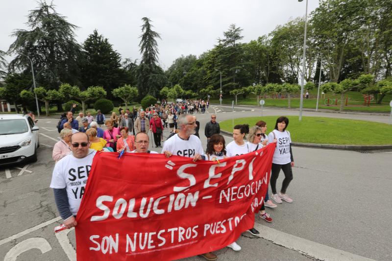 Varias decenas de trabajadores del antiguo economato de Llaranes, vecinos de la zona, sindicatos y representantes políticos se han manifestado esta mañana en defensa de los puestos de trabajo del supermercado.