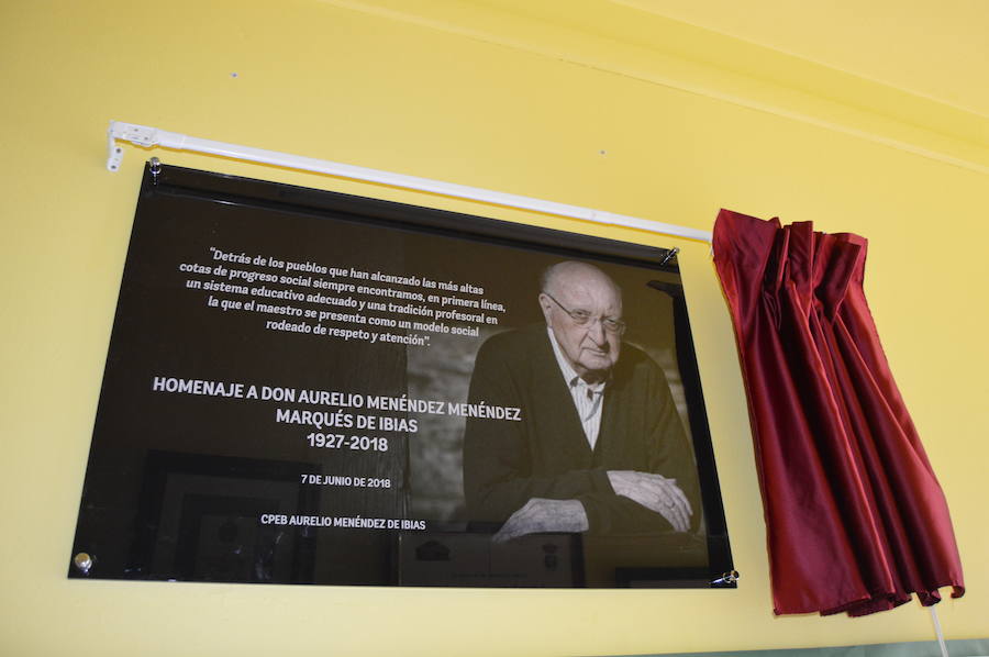 Emotivo homenaje póstumo a Aurelio Menéndez en el colegio público ibiense que lleva su nombre. Alumnos y vecinos arroparon a sus familiares, que descubrieron una placa conmemorativa en el centro y asistieron a un acto en el que Teresa Sanjurjo, directora de la Fundación Princesa de Asturias y el rector, Santiago García Granda, ensalzaron su figura. 