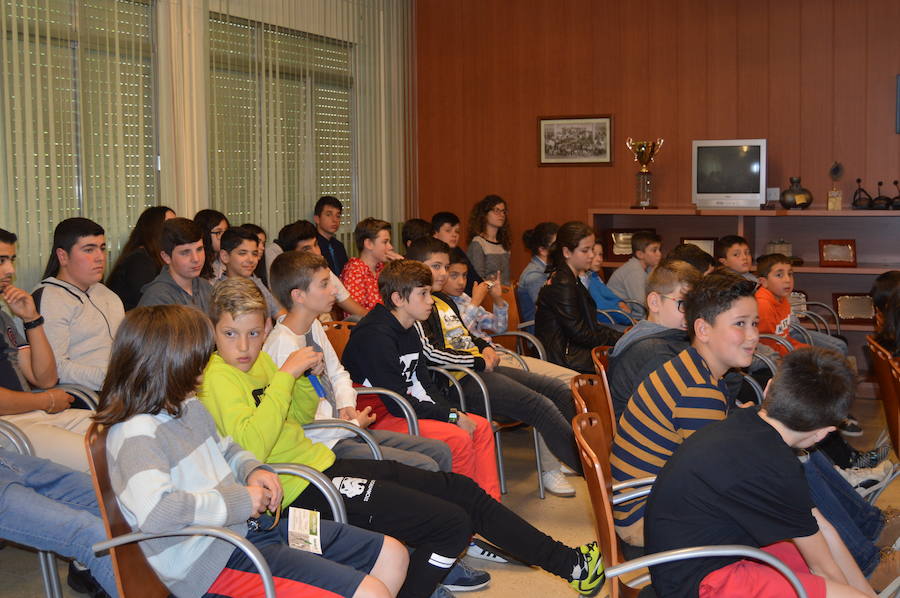 Emotivo homenaje póstumo a Aurelio Menéndez en el colegio público ibiense que lleva su nombre. Alumnos y vecinos arroparon a sus familiares, que descubrieron una placa conmemorativa en el centro y asistieron a un acto en el que Teresa Sanjurjo, directora de la Fundación Princesa de Asturias y el rector, Santiago García Granda, ensalzaron su figura. 