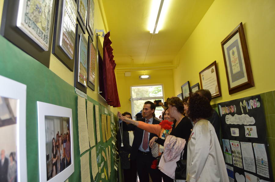 Emotivo homenaje póstumo a Aurelio Menéndez en el colegio público ibiense que lleva su nombre. Alumnos y vecinos arroparon a sus familiares, que descubrieron una placa conmemorativa en el centro y asistieron a un acto en el que Teresa Sanjurjo, directora de la Fundación Princesa de Asturias y el rector, Santiago García Granda, ensalzaron su figura. 