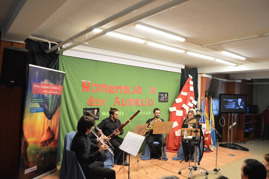 Emotivo homenaje póstumo a Aurelio Menéndez en el colegio público ibiense que lleva su nombre. Alumnos y vecinos arroparon a sus familiares, que descubrieron una placa conmemorativa en el centro y asistieron a un acto en el que Teresa Sanjurjo, directora de la Fundación Princesa de Asturias y el rector, Santiago García Granda, ensalzaron su figura. 