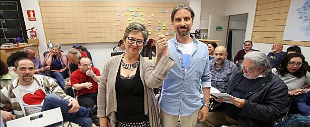 Alma Fuertes y Daniel Latorre se dan la mano antes de comenzar el debate. 