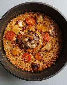 Imagen secundaria 2 - Navajas en escabeche tibio de sidra (arriba), arroz negro meloso con sepia y ali oli de ajo negro (izquierda) y arroz al horno con pintarroja y papada ibérica.