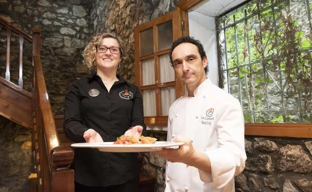 Ana y Nacho, en el interior del Asador Restaurante La Caverna.