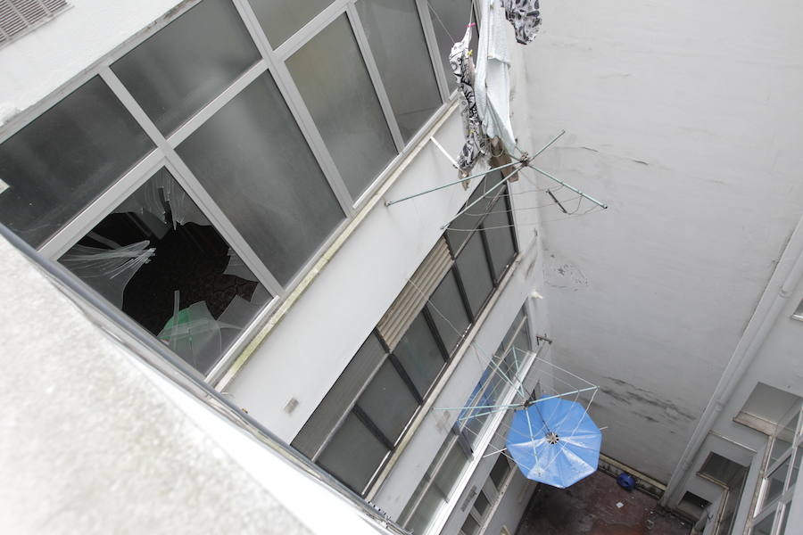 El joven intentaba acceder a su casa por una ventana abierta que hay contigua al descansillo