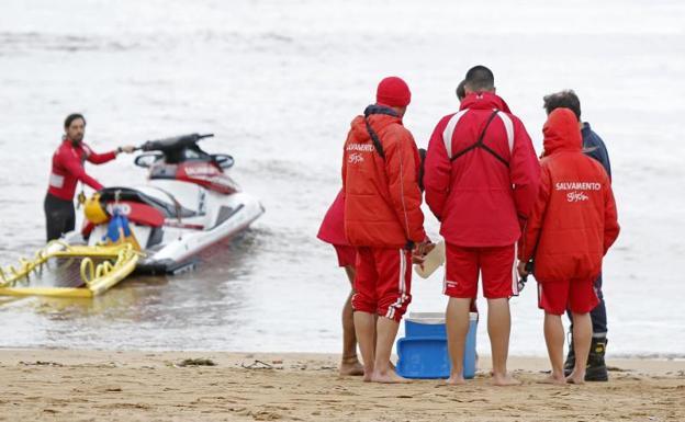 Recogida de muestras en la playa de San Lorenzo el pasado 4 de junio.