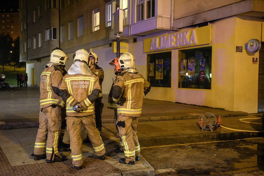 El humo se extendió rápidamente y obligó a los bomberos a desalojar los edificios colindantes