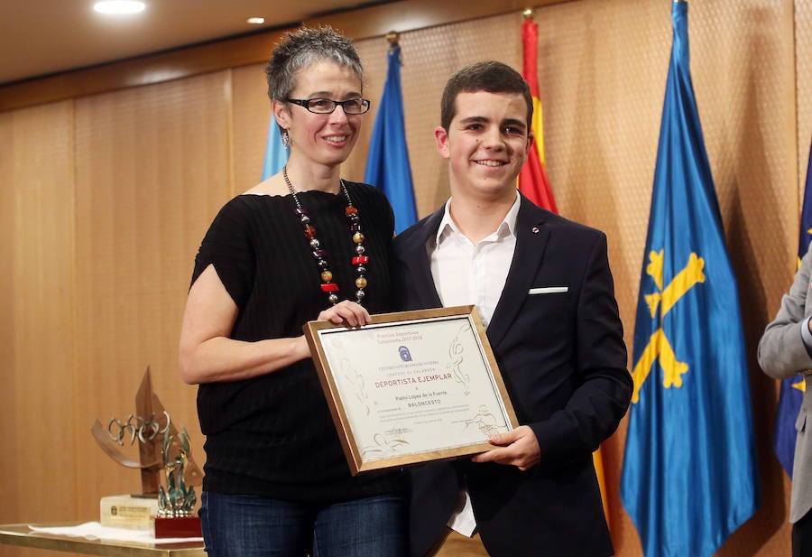 El presidente del Club Balonmano Base Oviedo recibe el galardón Amor al Deporte