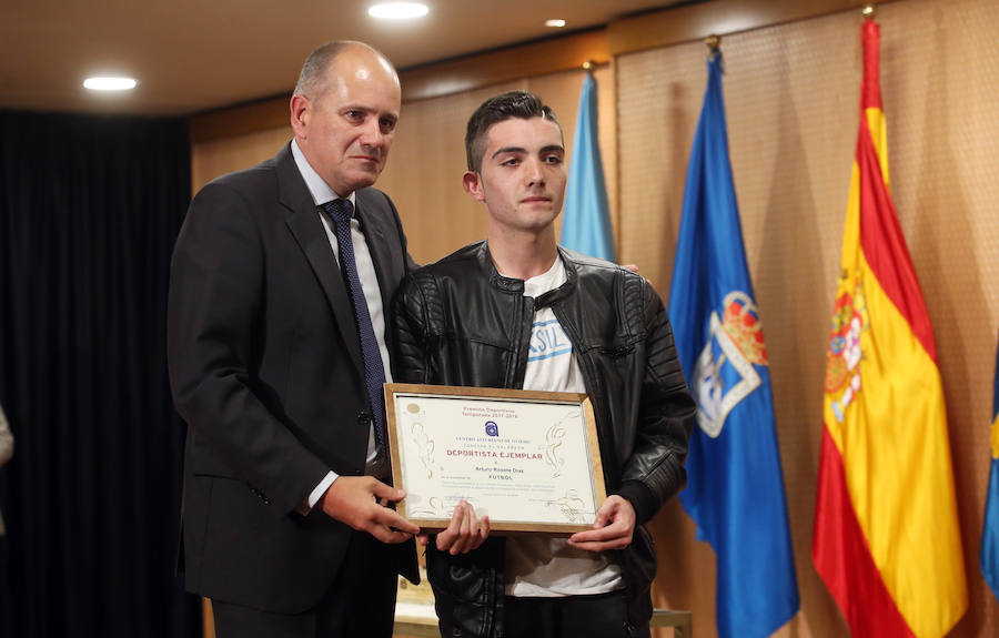 El presidente del Club Balonmano Base Oviedo recibe el galardón Amor al Deporte