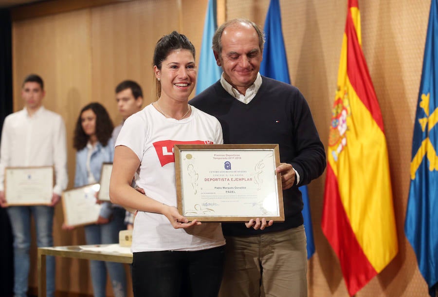 El presidente del Club Balonmano Base Oviedo recibe el galardón Amor al Deporte