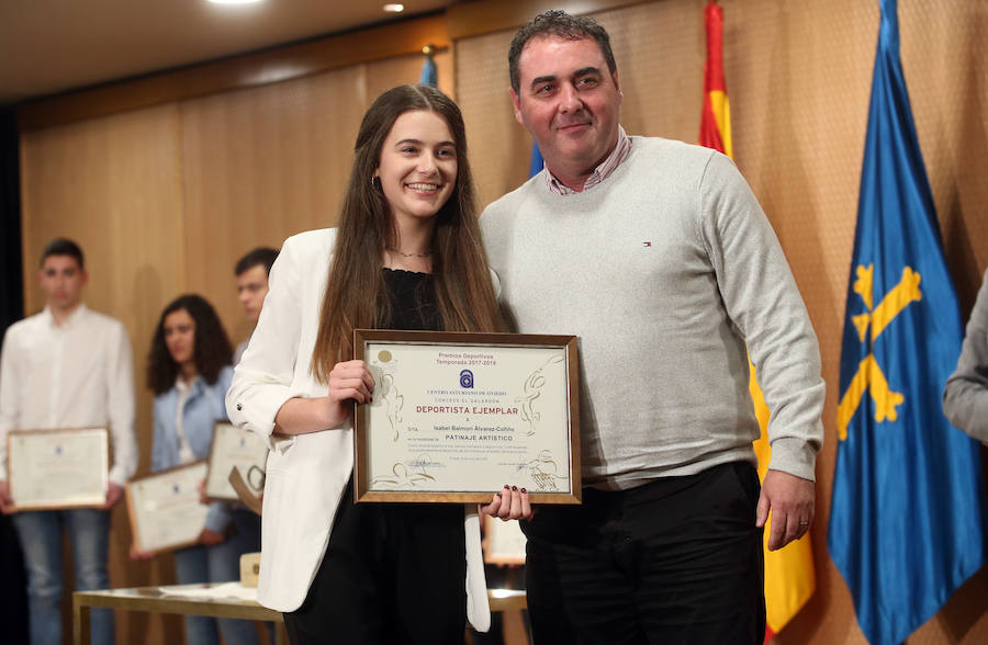 El presidente del Club Balonmano Base Oviedo recibe el galardón Amor al Deporte