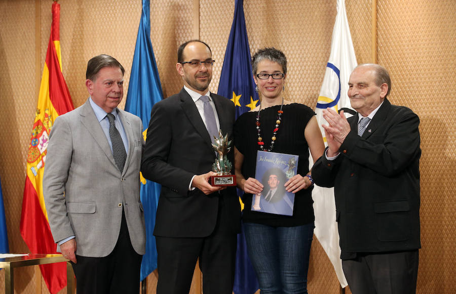 El presidente del Club Balonmano Base Oviedo recibe el galardón Amor al Deporte