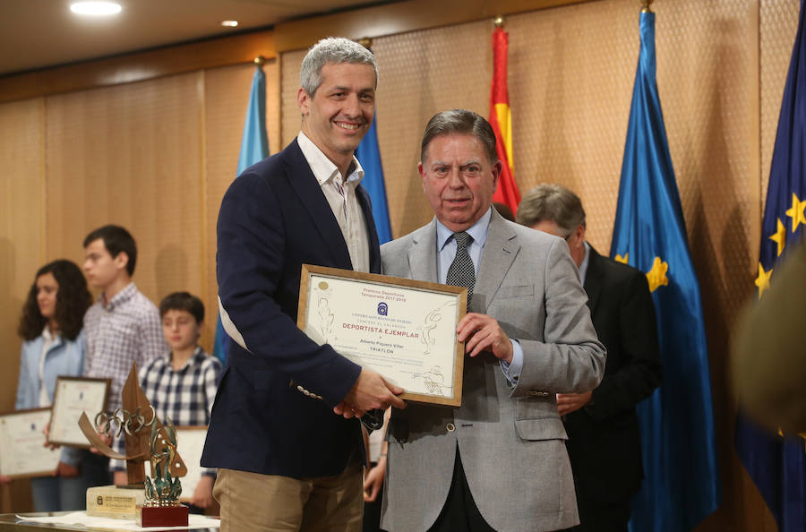 El presidente del Club Balonmano Base Oviedo recibe el galardón Amor al Deporte