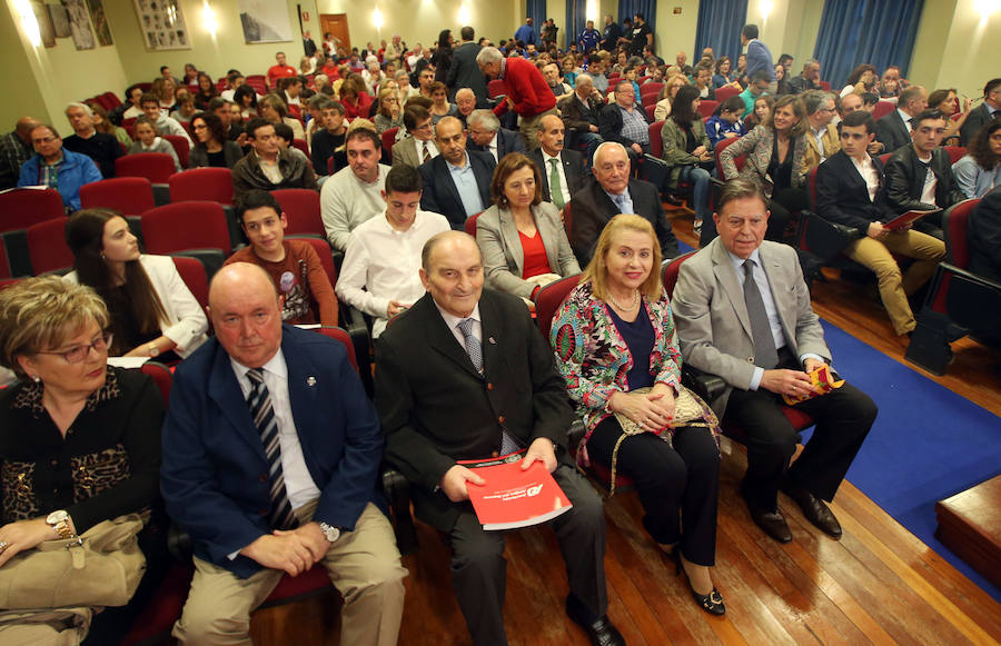 El presidente del Club Balonmano Base Oviedo recibe el galardón Amor al Deporte