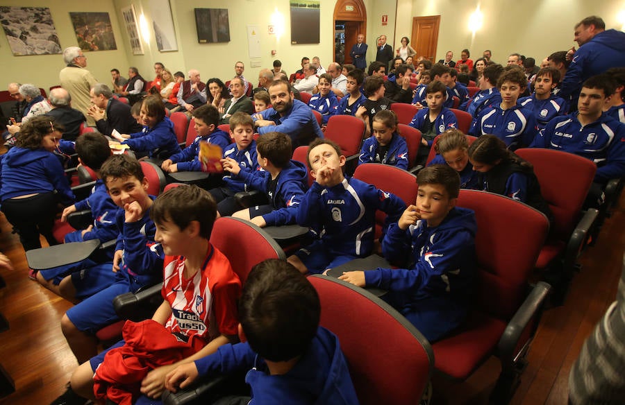 El presidente del Club Balonmano Base Oviedo recibe el galardón Amor al Deporte