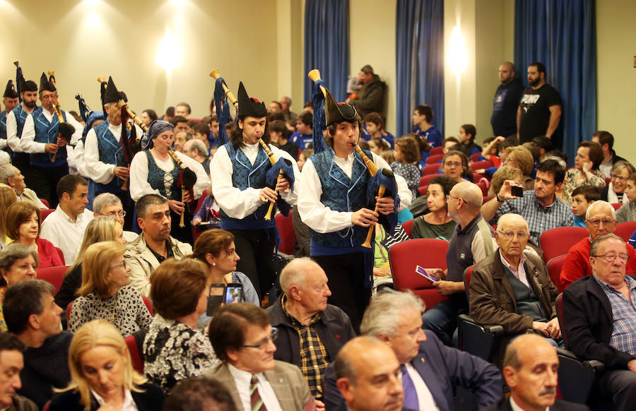El presidente del Club Balonmano Base Oviedo recibe el galardón Amor al Deporte