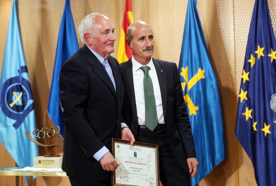El presidente del Club Balonmano Base Oviedo recibe el galardón Amor al Deporte
